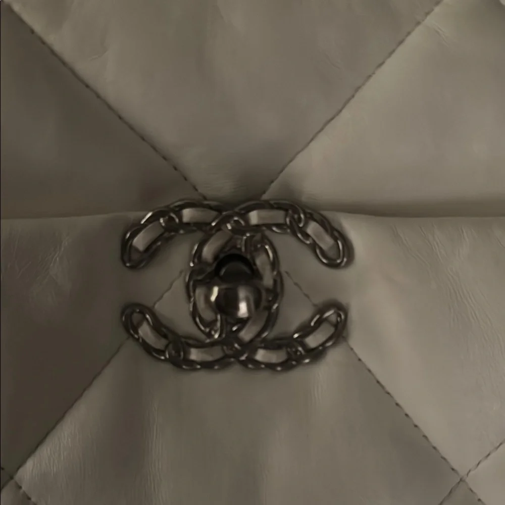 CHANEL 19 White, silver, and gold Quilted Shoulder Bag with Flap Closure - Picture 7 of 10